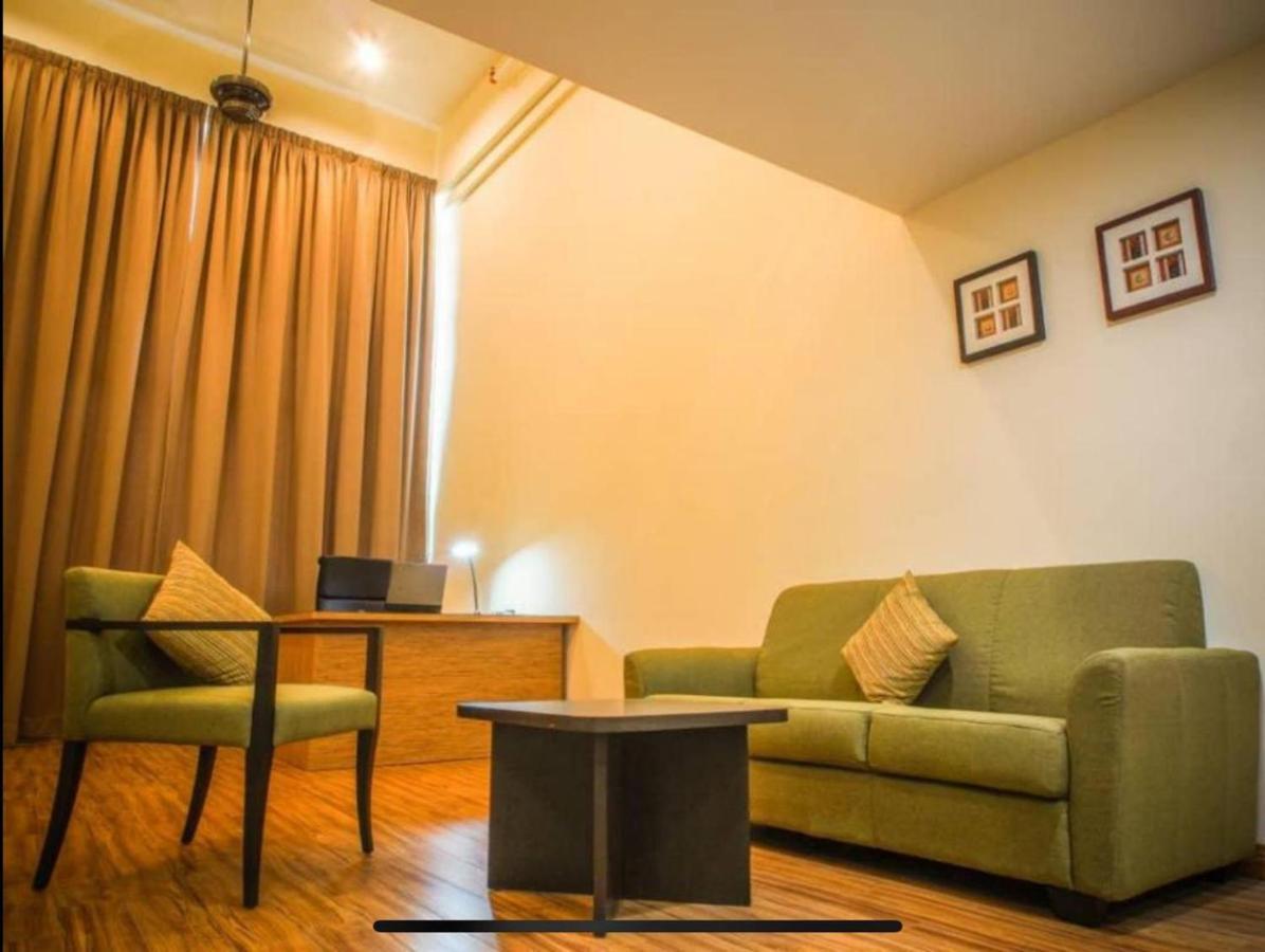 The Ceo Executive Suites Баян Лепас Екстериор снимка